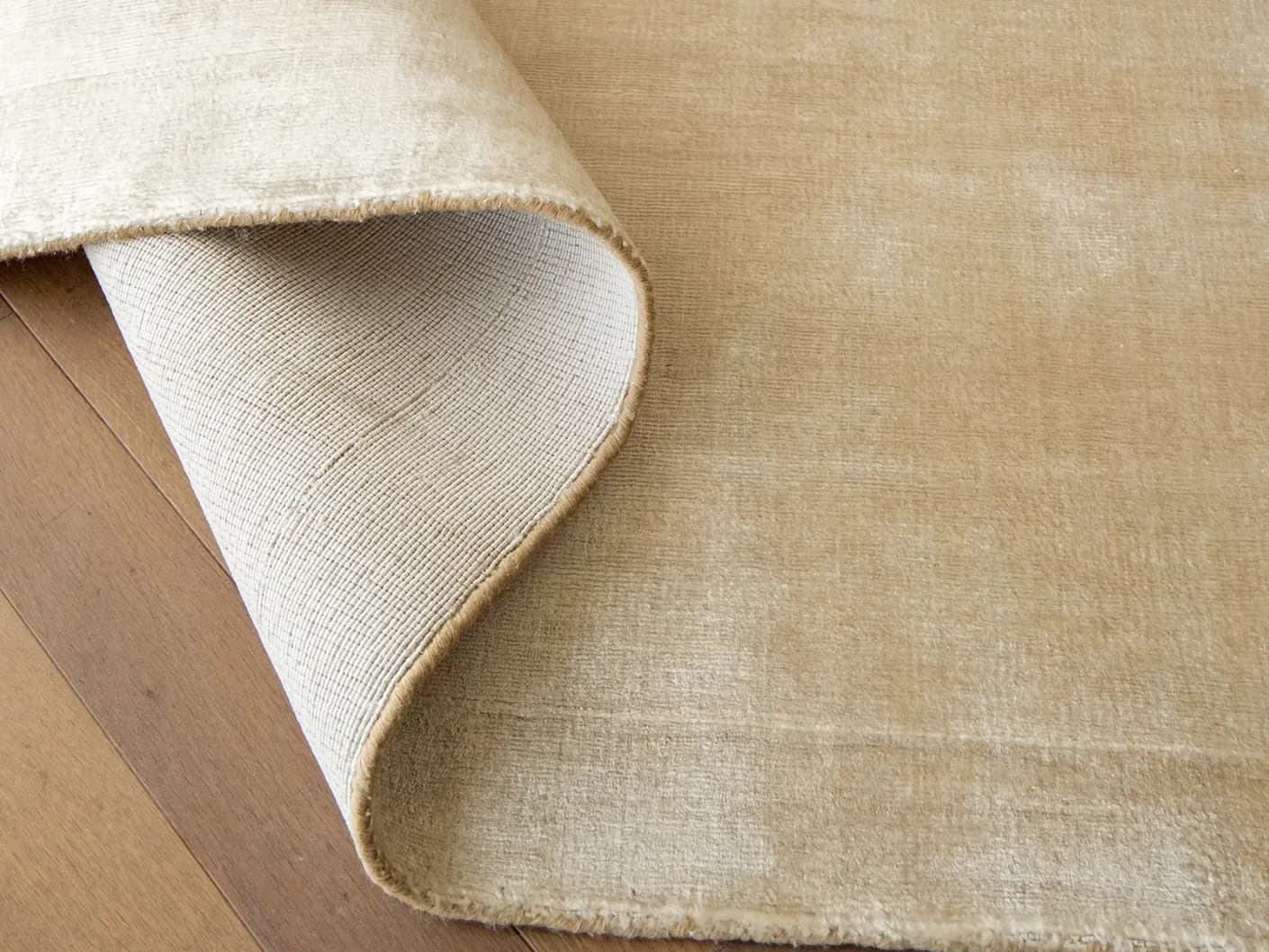 Scarlette Sandy carpets in beige and gold, shown in a close-up front view as image 1